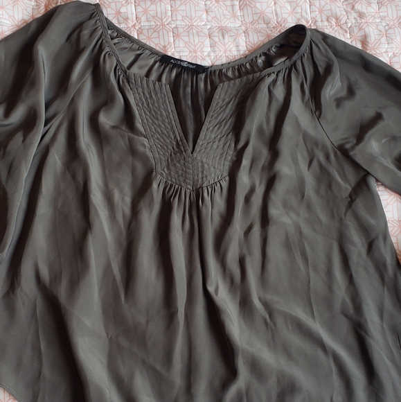 Alice & Trixie gray silk drapey blouse v neck. Small - Picture 1 of 5